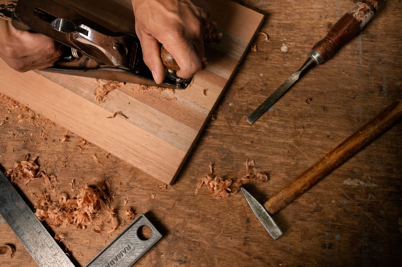 Hände bei der Holzbearbeitung in der Werkstatt