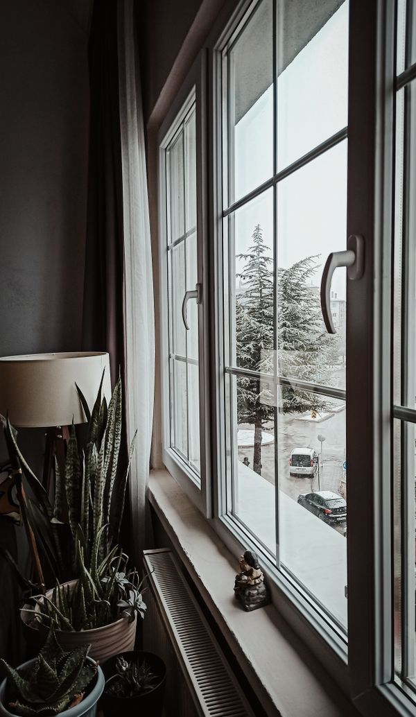Gemütliche Innenszene mit winterlichem Fensterblick