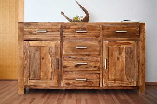 Individuelle Möbel aus Holz in Brauntönen