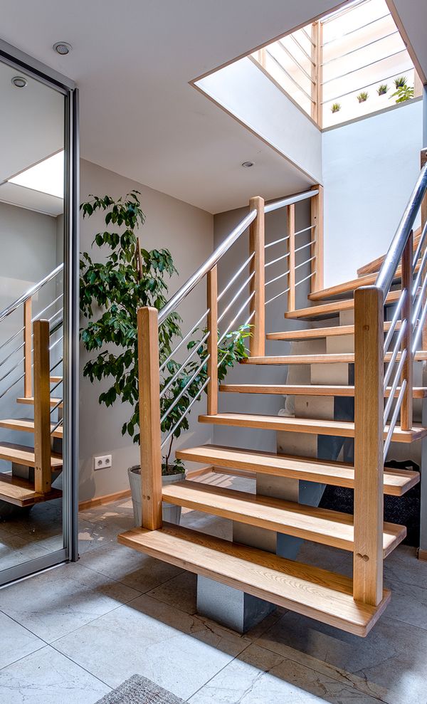Holztreppe mit Stufen in modernem Interieur